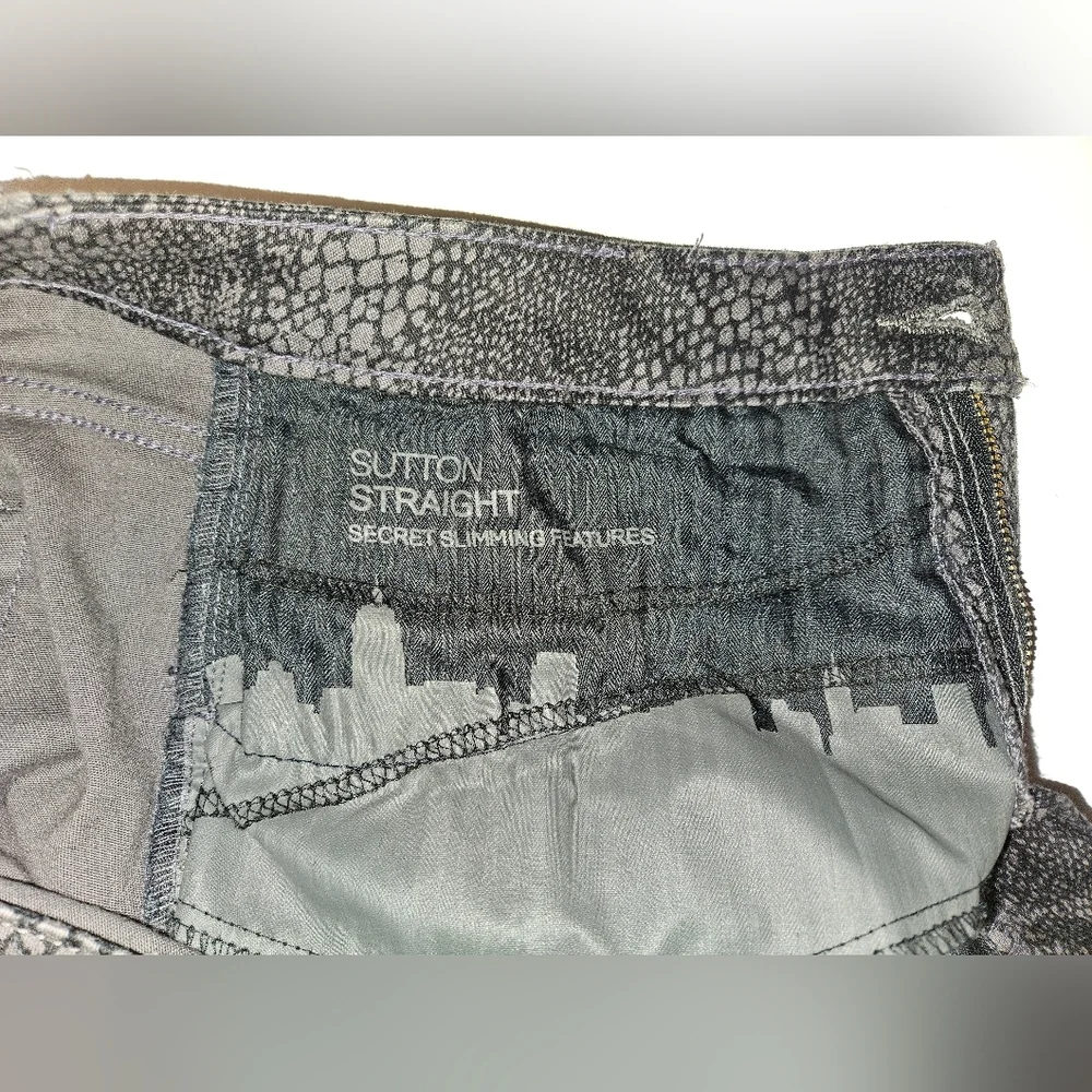 Jones New York Jeans - Black and Gray Snakeskin Look Jeans - size 6 - Picture 6 of 9
